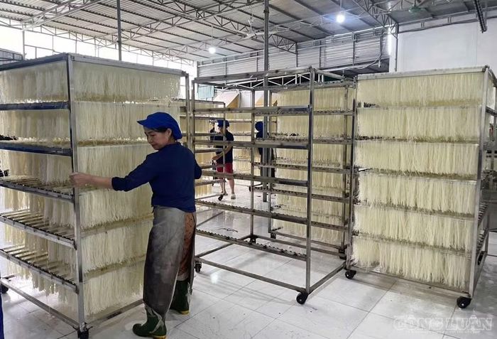 Hiện xưởng của anh đang tạo công ăn việc làm cho nhiều lao động. Ảnh: Kim Long