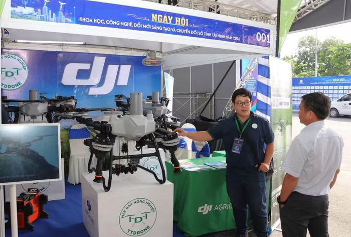 Các gian hàng trưng bày sản phẩm công nghệ tại Ngày hội - Ảnh: TN.