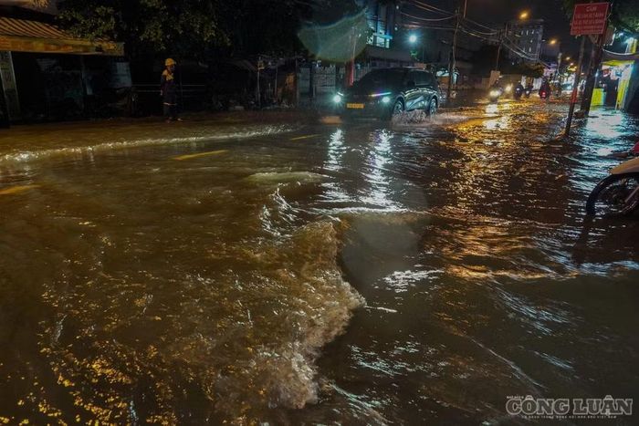 Người dân di chuyển qua các đoạn ngập phải đi chậm, tránh những vị trí nước dâng cao. Một số phương tiện gặp khó khăn khi qua các điểm ngập, trong khi dòng xe vẫn liên tục đổ về khiến giao thông trở nên chậm chạp.