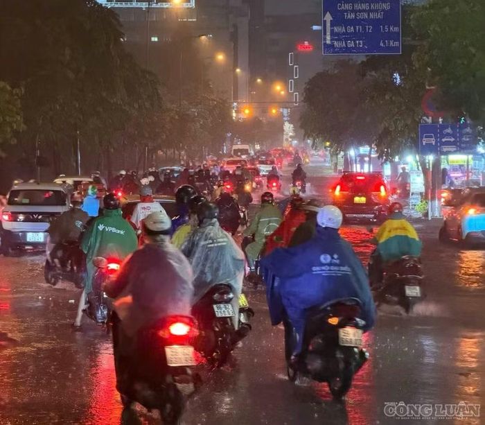 Tình trạng tương tự cũng xuất hiện trên đường Phạm Văn Đồng, hướng đi đến sân bay Tân Sơn Nhất. Đây là tuyến đường có lượng phương tiện lớn, kết nối nhiều khu vực với sân bay Tân Sơn Nhất nên khi xảy ra ngập, việc di chuyển của người dân càng thêm khó khăn.
