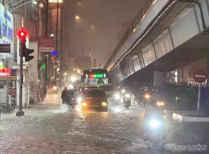 Tại khu vực Gò Vấp cũ, một số tuyến đường như Quang Trung, Nguyễn Kiệm và các khu vực lân cận xuất hiện nước ngập sau mưa. Nước dâng khiến việc lưu thông của xe máy và ô tô gặp nhiều khó khăn, đặc biệt tại những đoạn có mật độ phương tiện đông.