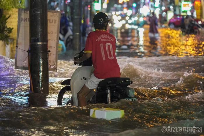 Đối với người đi xe máy, nước ngập khiến việc quan sát mặt đường bị hạn chế. Nhiều người phải chủ động giảm tốc độ, tránh các vị trí trũng hoặc đi sát phần đường ít ngập hơn để hạn chế nguy cơ chết máy.