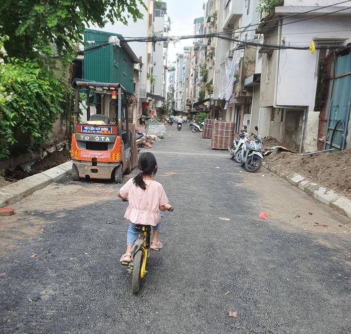 Tuyến đường này tập trung đông dân cư. Việc sớm hoàn thiện dự án có ý nghĩa rất quan trọng giúp việc đi lại của người dân được thuận tiện hơn. Ảnh: TN.
