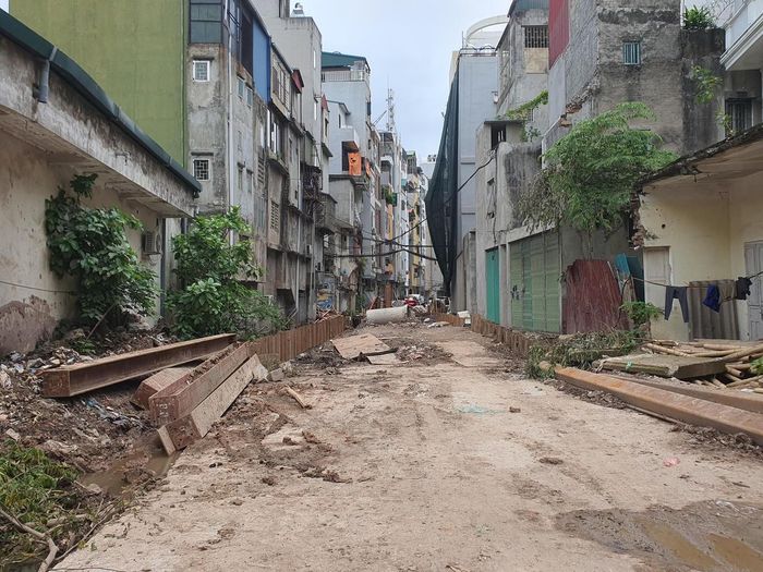 Đoạn cống hộp cuối cùng đang được đơn vị thi công khẩn trương hoàn thiện trước khi thảm nhựa khép kín toàn tuyến. Ảnh: TN.