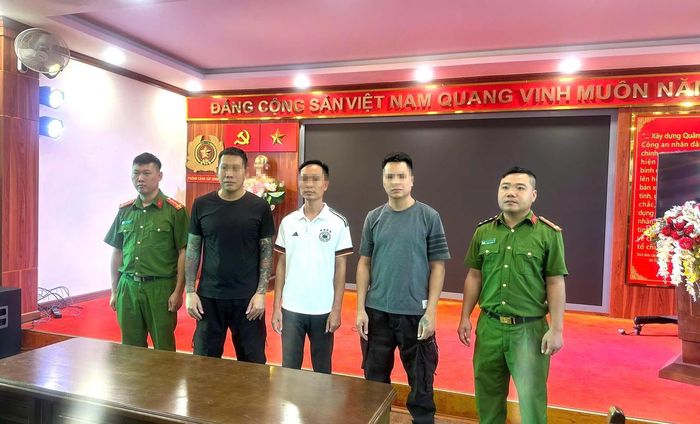 Các đối tượng tại cơ quan công an (Ảnh: Thanh Tuấn).