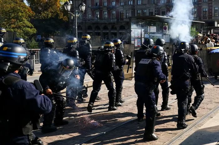 Cảnh sát đối phó với người biểu tình ở Strasbourg và Lyon. (Ảnh: Reuters)