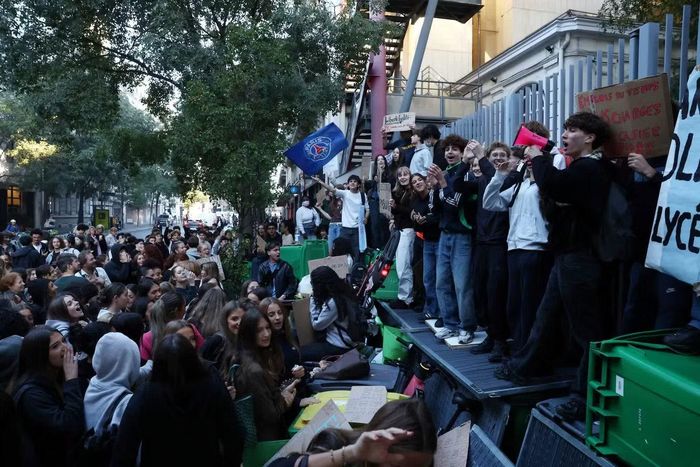Người biểu tình tập trung bên ngoài các ngôi trường ở Paris. (Ảnh: Reuters)