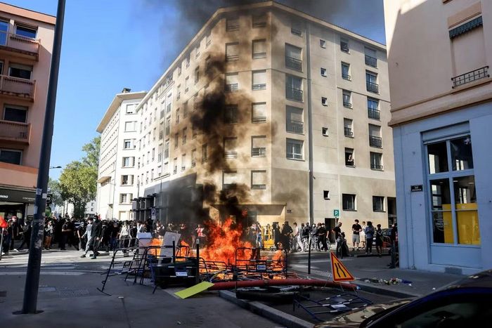 Ngọn lửa bùng lên trong cuộc biểu tình của học sinh - sinh viên tại Lyon. (Ảnh: Reuters)