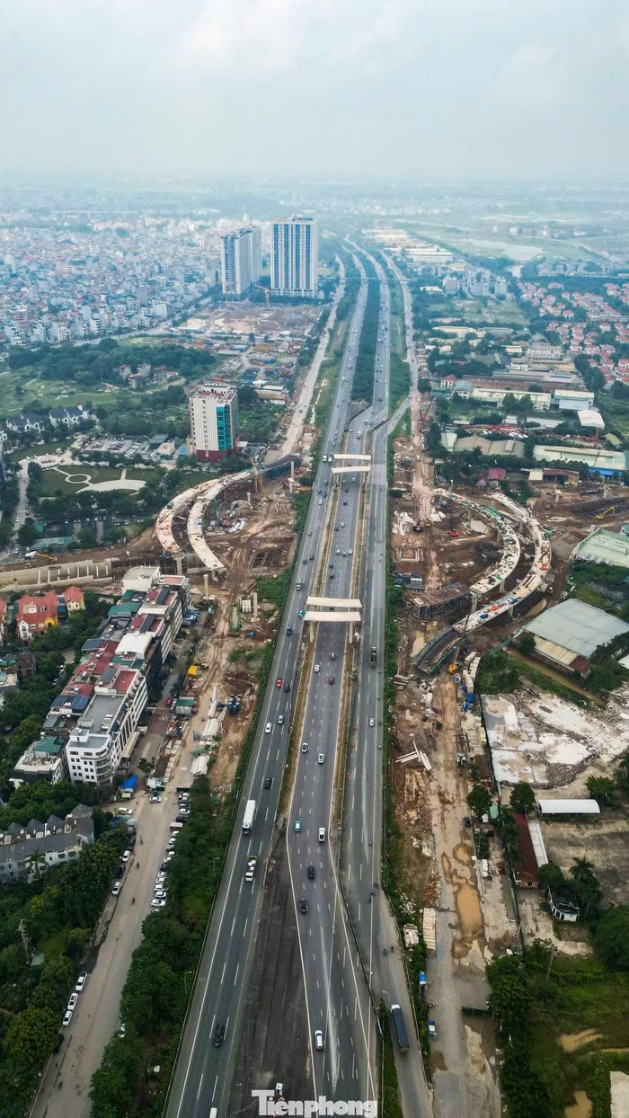 Ngoài hầm chui, dự án đang thi công 4 nhánh cầu tuabin. Hệ thống cầu dài 2.357 m, rộng 8,8 m, mỗi nhánh gồm 2 làn xe. Tại các nút giao, nhiều trụ và nhịp cầu đã thành hình.