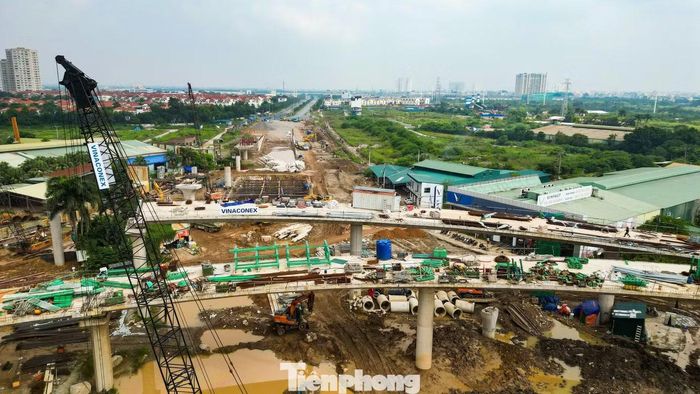 Các hạng mục hầm kín, hầm hở và đường dẫn đang được thi công. Khi hoàn thành, tuyến hầm sẽ đưa dòng xe hướng Hoàng Tùng - Quốc lộ 32 đi ngầm dưới Đại lộ Thăng Long, xóa điểm giao cắt tại nút giao.