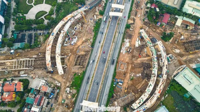 Ban quản lý dự án đang đẩy nhanh tiến độ thi công tại nhiều vị trí, huy động máy móc, nhân lực triển khai đồng loạt các hạng mục như hầm chui, cầu nhánh, đường dẫn và hệ thống thoát nước. Hiện dự án đạt trên 33,1% giá trị xây lắp.