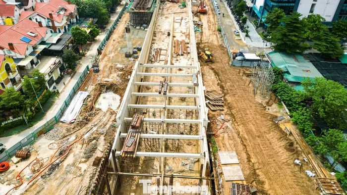 Dự án có hạng mục nổi bật là hầm chui hướng đường Hoàng Tùng đi Quốc lộ 32. Hầm thiết kế 4 làn xe, dài khoảng 975 m.