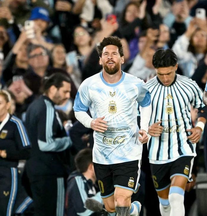 Messi bước ra sân khởi động trong những tiếng hò reo không ngớt