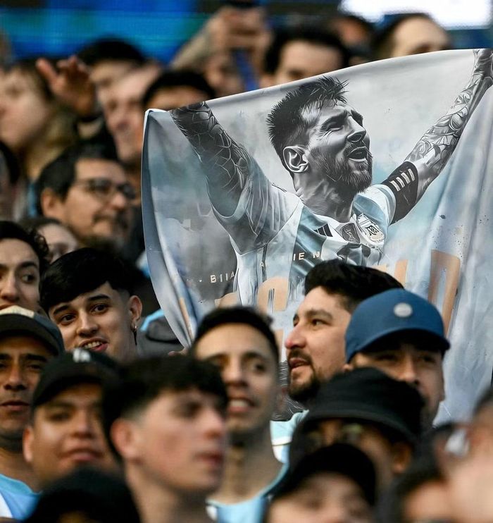 Những băng rôn tôn vinh Messi xuất hiện dày đặc