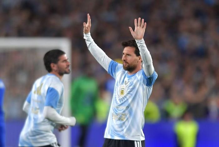 Messi phản ứng khi nhìn thấy một bức tifo khổng lồ vẽ hình anh nâng cao chiếc cúp vàng được kéo lên, che rợp cả một góc khán đài