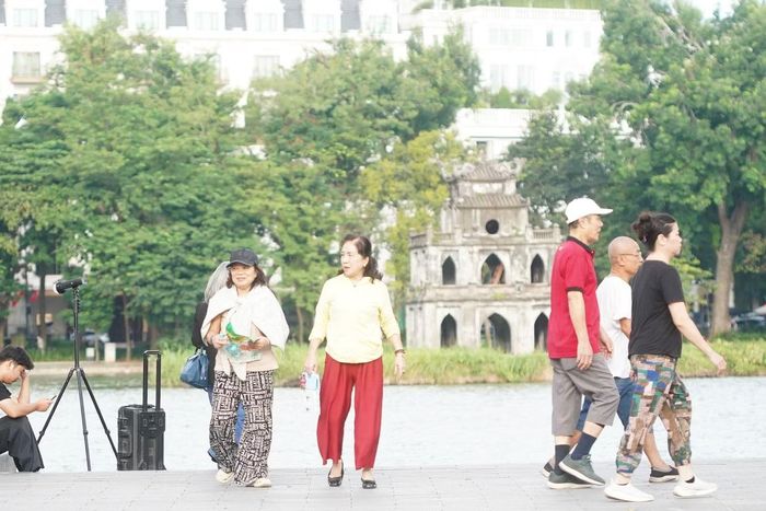 Người dân Thủ đô cảm nhận rõ sự thay đổi của thời tiết khi nhiệt độ ban đêm giảm còn khoảng 20°C, nhưng đến trưa có thể tăng lên 30°C.
