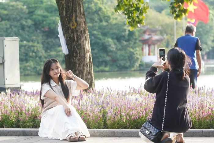 Theo dự báo, ngày 7/10, Hà Nội có mây, đêm không mưa, ngày nắng; gió Đông Bắc cấp 2-3. Nhiệt độ thấp nhất 20-22°C, cao nhất 29-31°C. Trời lạnh về đêm và sáng sớm, nhưng nhiệt độ tăng nhanh khi có nắng vào ban ngày.