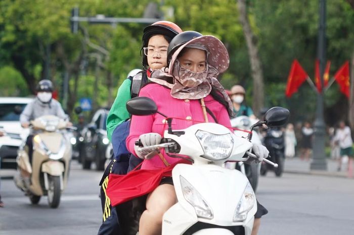 Ghi nhận vào sáng sớm, nhiệt độ giảm khiến người dân Thủ đô cảm nhận rõ sự thay đổi của thời tiết. Nhiều người ra đường đã mặc thêm áo khoác, quàng khăn để tránh gió.