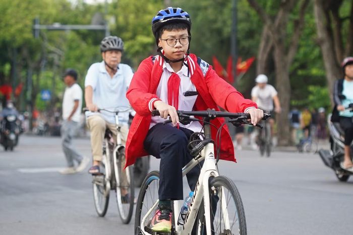 Học sinh đến trường trong những chiếc áo khoác khi nền nhiệt buổi sáng xuống thấp hơn đáng kể so với những ngày trước.