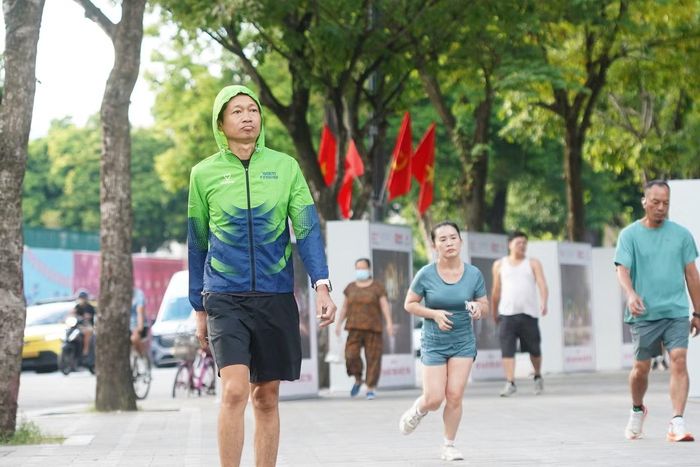 Trên các tuyến phố, hình ảnh áo khoác dài tay xuất hiện nhiều hơn khi người dân đi làm, tập thể dục từ sáng sớm.