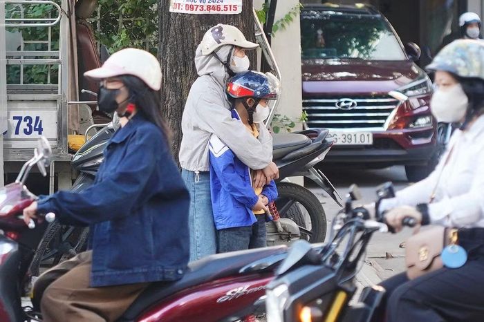 Nhịp sinh hoạt buổi sáng của người Hà Nội trong những ngày đầu đợt không khí lạnh.