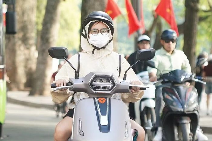 Gió Đông Bắc khiến cảm giác lạnh rõ hơn đối với người di chuyển ngoài trời.