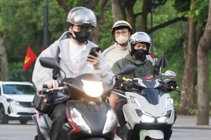 Người dân Thủ đô đã xuống đường với những bộ trang phục khác hẳn với những ngày trước.