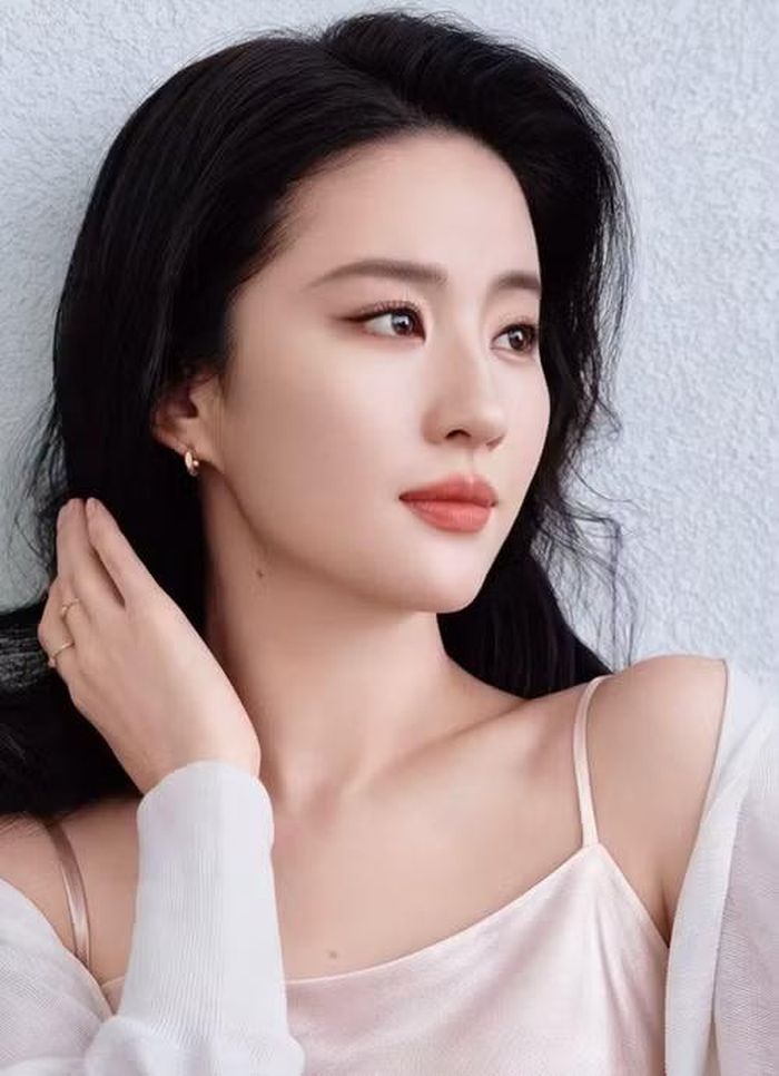 Lưu Diệc Phi bỗng nhiên bị loạt thương hiệu chấm dứt hợp tác.
