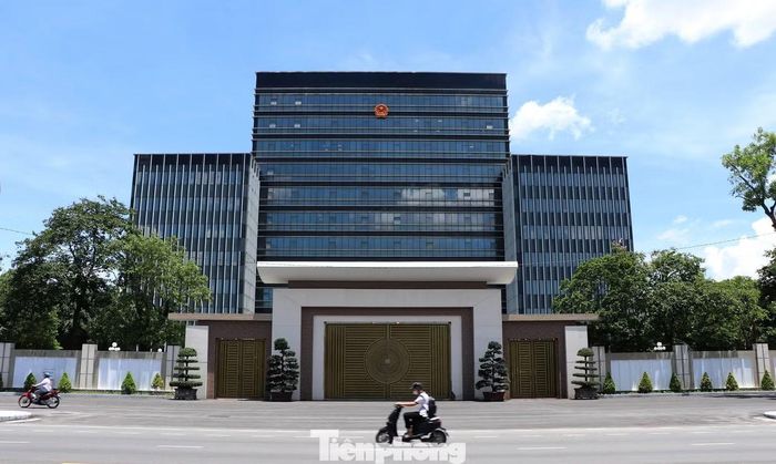 Hiện, Tỉnh ủy, UBND tỉnh Nghệ An và nhiều sở, ngành vẫn làm việc tại các trụ sở ở khu vực trung tâm TP Vinh (cũ). Trung tâm hành chính mới được kỳ vọng tập trung các cơ quan về một đầu mối, tạo điểm nhấn cho đại lộ Vinh - Cửa Lò và giảm áp lực khu vực lõi đô thị.