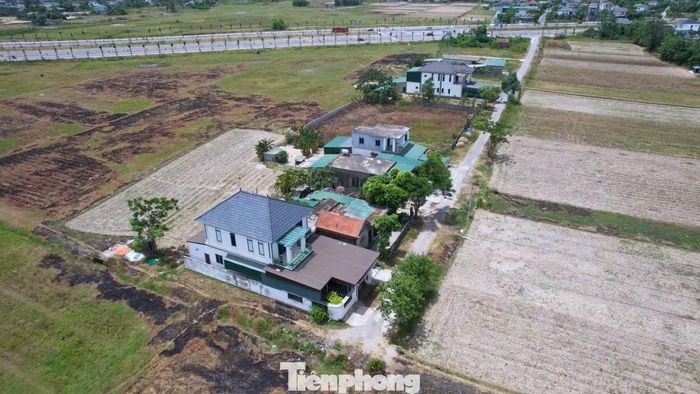 Phần lớn khu vực hiện vẫn là đất trống và đất sản xuất nông nghiệp. Bên cạnh đó, trong khu vực quy hoạch hiện có một cụm dân cư nhỏ. Theo lãnh đạo UBND xã Đông Lộc, diện tích dự kiến thu hồi trên địa bàn là đất nông nghiệp thuộc xã Nghi Thạch cũ. Địa phương đánh giá đây là một trong những yếu tố thuận lợi cho công tác giải phóng mặt bằng.