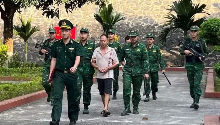 Lực lượng Bộ đội Biên phòng áp giải hai đối tượng Ly Thền Hồ và Sùng Văn Quang.
