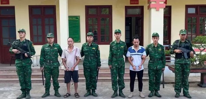 Lực lượng chức năng bắt giữ các đối tượng.