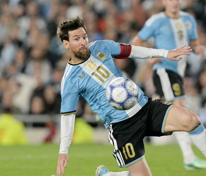 Messi bỏ lỡ ít nhất 2 cơ hội trong hiệp 1 trước khi bùng nổ ở hiệp 2