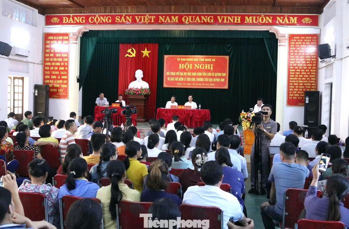 UBND tỉnh Nghệ An đối thoại với phụ huynh hôm 1/10.