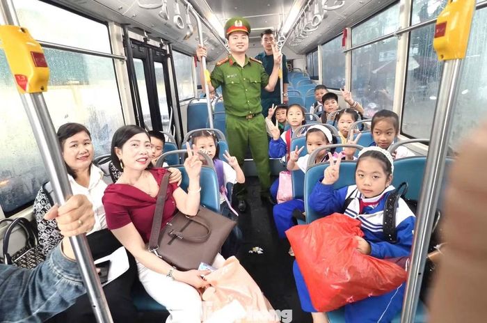 Chính quyền xã, nhà trường đã bố trí 3 xe ô tô đưa đón các em học sinh đến trường.