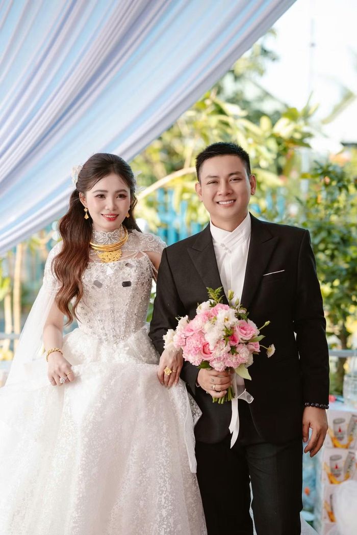 Trong lễ cưới ngày 6/10, vợ Hoài Lâm - Ngọc Trinh - thay tổng cộng 4 bộ váy. Trong lễ rước dâu, cô diện áo dài đỏ đồng điệu với Hoài Lâm. Khi về nhà trai, cô thay bộ váy cưới chính với phần áo choàng dáng cape kết hợp thân váy xòe. Sau phần lễ, Ngọc Trinh tiếp tục thay trang phục.