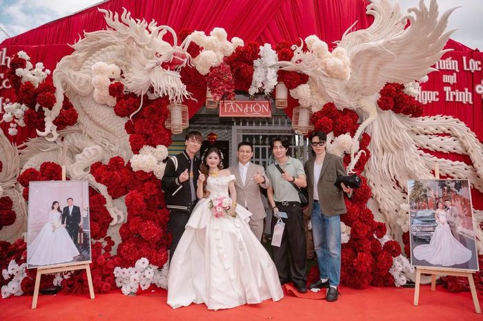 Cô giữ nguyên kiểu tóc và cách trang điểm, chuyển sang váy trễ vai, trong khi Hoài Lâm mặc blazer sáng màu cùng sơ mi trắng. Cuối buổi tiệc, cô dâu diện chiếc váy thứ ba có thiết kế cúp ngực, dáng ngắn.