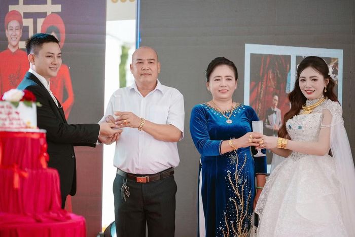 Những phần lễ khác được giản lược, đại diện hai gia đình và cô dâu, chú rể không phát biểu.