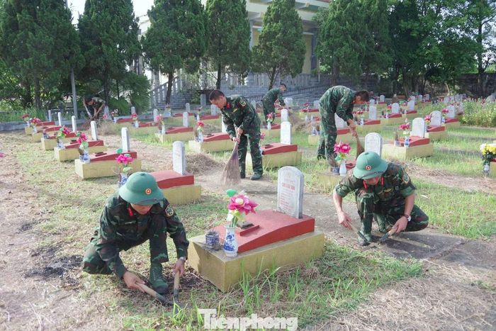 Sư đoàn 324 cũng luôn chú trọng đến việc bảo vệ, chỉnh trang cảnh quan môi trường tại các công trình tri ân, không gian tâm linh.