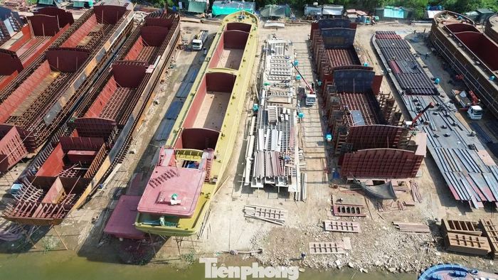 Theo ghi nhận của phóng viên, các cơ sở đóng, sửa chữa tàu sử dụng máy hàn, máy cắt tại khu vực bên dưới đường dây 110kV. Gần chân cột điện xuất hiện dây dẫn điện, dây dẫn khí đấu nối tạm thời; nhiều bình oxy, bình khí nén và bình gas được đặt xen lẫn với vật liệu, thiết bị phục vụ sản xuất.
