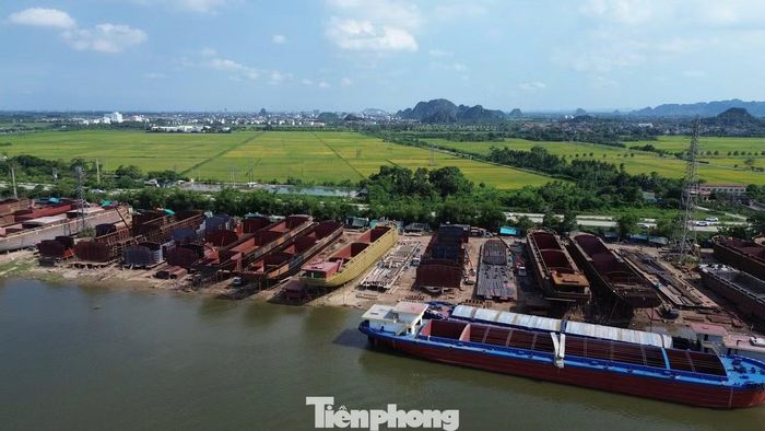 Thế nhưng, ghi nhận của phóng viên Tiền Phong ngày 2/10, sau thời hạn tỉnh yêu cầu báo cáo, hoạt động tại khu vực này vẫn diễn ra nhộn nhịp. Hàng loạt nhà xưởng, máy móc và công nhân tiếp tục làm việc, tạo thành một đại công trường ngay khu vực ven đê.
