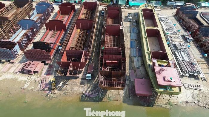 Theo chỉ đạo, UBND phường Tây Hoa Lư phải kiểm tra, xử lý dứt điểm các vi phạm liên quan Công ty CP Gạch ngói Sông Chanh và Công ty CP Thương mại Sản xuất Đức Phát Hà Nội; đồng thời ngăn chặn vi phạm mới, không để tái vi phạm và xây dựng kế hoạch xử lý các tồn tại trên địa bàn. Địa phương cũng được yêu cầu rà soát việc quản lý, sử dụng bãi sông, lòng sông, bảo đảm tuân thủ Luật Đê điều, quy hoạch phòng, chống lũ và bảo vệ không gian thoát lũ.