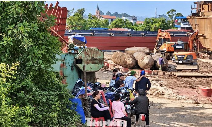 Ở diễn biến khác, đại diện Chi cục Thủy lợi thuộc Sở Nông nghiệp và Môi trường tỉnh Ninh Bình cho biết cơ quan chuyên môn và Hạt Quản lý đê điều đã nhiều lần kiến nghị UBND phường Tây Hoa Lư xử lý dứt điểm các vi phạm, nhưng đến nay chưa được giải quyết triệt để. Hoạt động đóng, sửa chữa tàu thuyền tại khu vực đê Trường Yên đã tồn tại trong thời gian dài và có xu hướng mở rộng, ảnh hưởng đến an toàn đê điều và không gian thoát lũ.