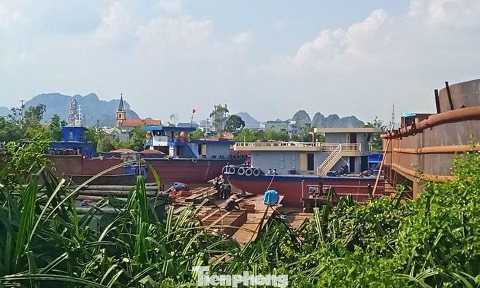 Như vậy, dù UBND tỉnh Ninh Bình đã yêu cầu xử lý dứt điểm, đồng thời đặt thời hạn báo cáo kết quả vào cuối tháng 8/2026, đến đầu tháng 10/2026, việc xử lý trên thực địa vẫn đang được triển khai.