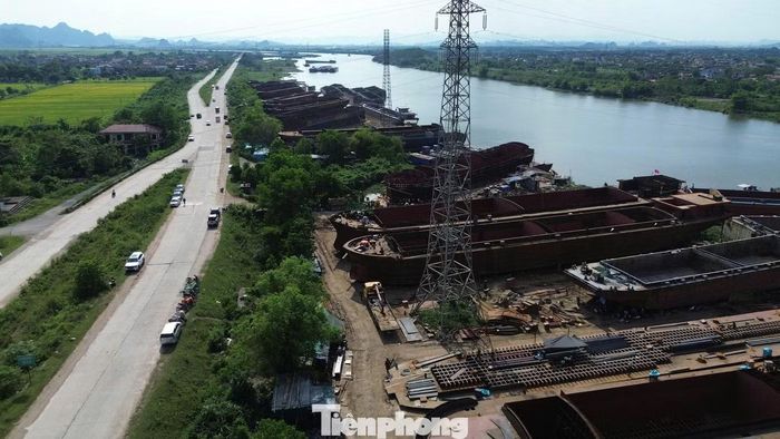 UBND tỉnh yêu cầu phường Tây Hoa Lư báo cáo kết quả xử lý về Sở Nông nghiệp và Môi trường trước ngày 25/8. Sở Nông nghiệp và Môi trường được giao kiểm tra, giám sát việc tháo dỡ, giải tỏa các hạng mục vi phạm và báo cáo UBND tỉnh trước ngày 30/8. Đáng chú ý, UBND tỉnh yêu cầu Sở Nông nghiệp và Môi trường và UBND phường Tây Hoa Lư chịu trách nhiệm trước UBND tỉnh, Chủ tịch UBND tỉnh và trước pháp luật nếu thiếu kiên quyết trong xử lý vi phạm về đê điều, thoát lũ.