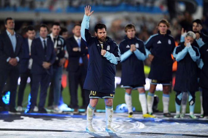 Nối tiếp sau màn trình diễn tuyệt vời của Soledad Pastorutti, Messi cầm lấy micro và gửi những lời chia sẻ đến đồng đội, ban huấn luyện, 85.000 CĐV trực tiếp có mặt trên sân và hàng trăm triệu khán giả theo dõi qua màn ảnh nhỏ. Đầu tiên, Messi nói: "Điều khiến tôi nhớ nhất ngay lúc này là bố của tôi, người vừa mới qua đời". Sau câu nói đầu tiên của Messi, sân bóng im lặng vì xúc động.