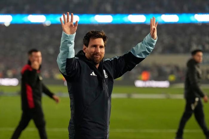 Màn chia tay Messi được Liên đoàn Bóng đá Argentina tổ chức cô đọng nhưng trọn vẹn và đong đầy cảm xúc. Messi đi một vòng sân để gửi lời chào đến CĐV Argentina. Nhiều người bật khóc trong khoảnh khắc cuối cùng được thấy Messi khoác lên mình chiếc áo có logo đội tuyển.