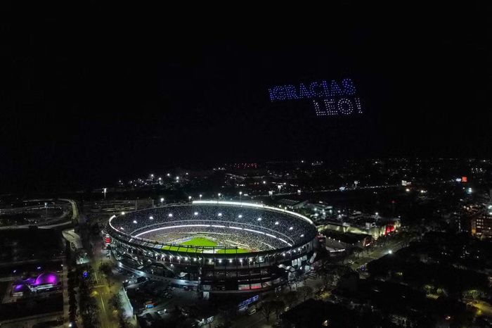 Buổi tri ân Messi trên sân Mas Monumental bắt đầu bằng màn biểu diễn của hàng nghìn chiếc drone. Trên bầu trời ở Buenos Aires, drone tái hiện chiếc áo số 10 của Messi, dáng sút của "El Pulga" và kết thúc bằng dòng chữ "Gracias Leo" (Cảm ơn Leo).