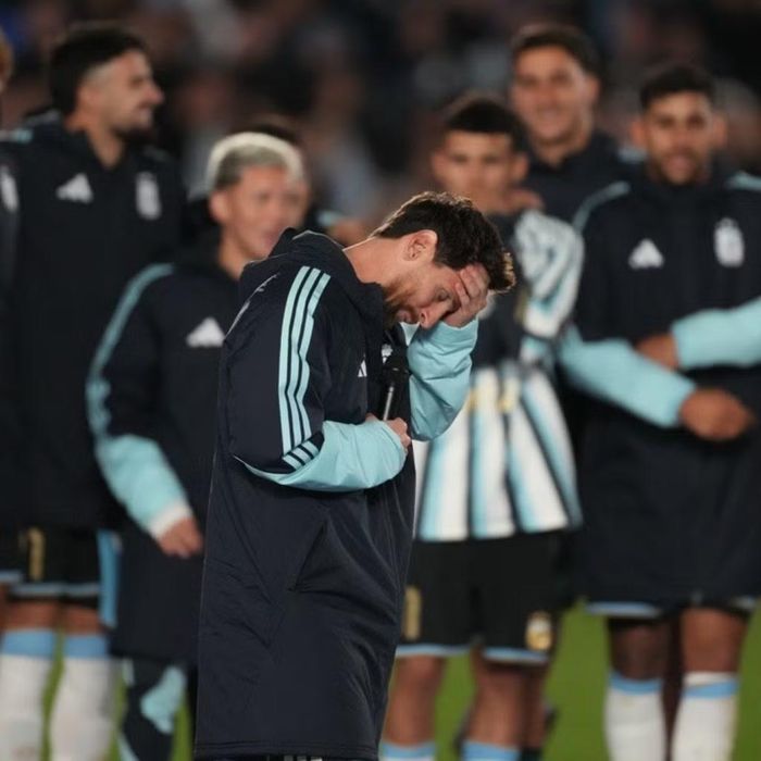  Messi tiếp tục nghẹn ngào khi nghe nữ ca sĩ Soledad Pastorutti hát live ca khúc Brindis trên sân. Ca khúc này mang ý nghĩa đặc biệt khi từng đồng hành cùng Messi và các đồng đội trong hành trình vô địch World Cup 2022, đồng thời cũng là giai điệu gắn liền với những khoảnh khắc lịch sử của bóng đá Argentina. 