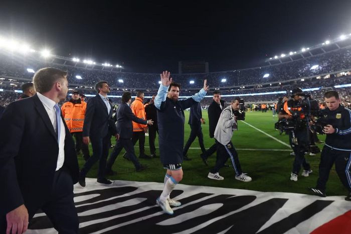 Gia đình của Messi - vợ và 3 con trai - có mặt đông đủ để chứng kiến khoảnh khắc vĩ đại của người chồng, người bố mẫu mực. Messi tiến chậm rãi từng bước vào đường hầm trong tiếng vỗ tay không ngớt từ cổ động viên. Đây là khoảnh khắc chính thức khép lại hành trình hơn 20 năm thăng trầm nhưng đầy vinh quang của Leo cùng đội tuyển.